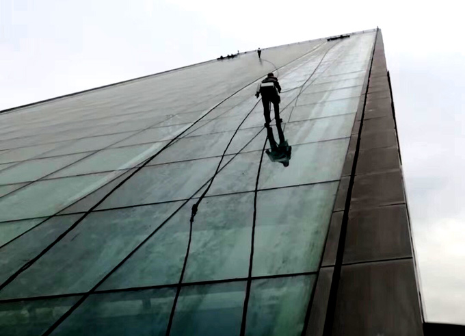 成都潔爾亮玻璃外墻清洗與防水修補作業(yè)